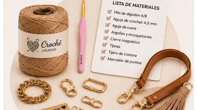 Hilos, aguja de crochet y accesorios sobre la mesa
